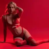 Garota de Lingerie Vermelha