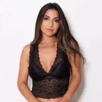 Modelo Usando Cropped Preto